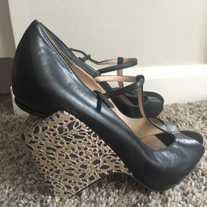 Nicholas Kirkwood Black/Gold Wedge Peep Toe Pumps